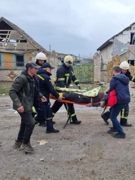 8.mar.2022 - Equipes de resgate buscam sobreviventes após ataques em Mykolaiv, na Ucrânia - Serviço de Emergências da Ucrânia