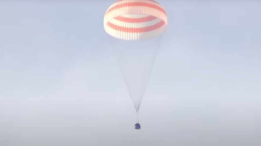 Mark Vande Hei chegando à Terra "de carona" em cápsula russa Soyuz MS-19 - Reprodução/Youtube/NASA