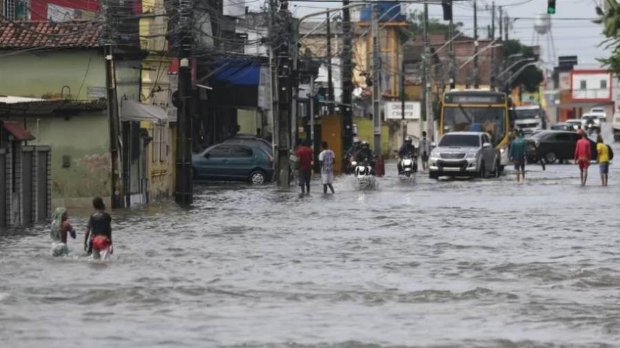 Arquivo: Forte chuva deixa ruas alagadas no Recife - Marlon Costa/Estadão Conteúdo (arquivo)