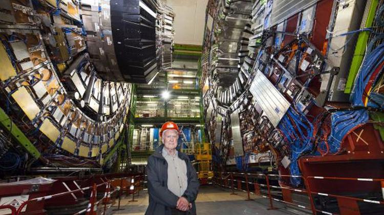 Peter Higgs no Grande Colisor de Hádrons, localizado entre a França e a Suíça; máquina comprovou sua teoria - Divulgação/CERN - Divulgação/CERN