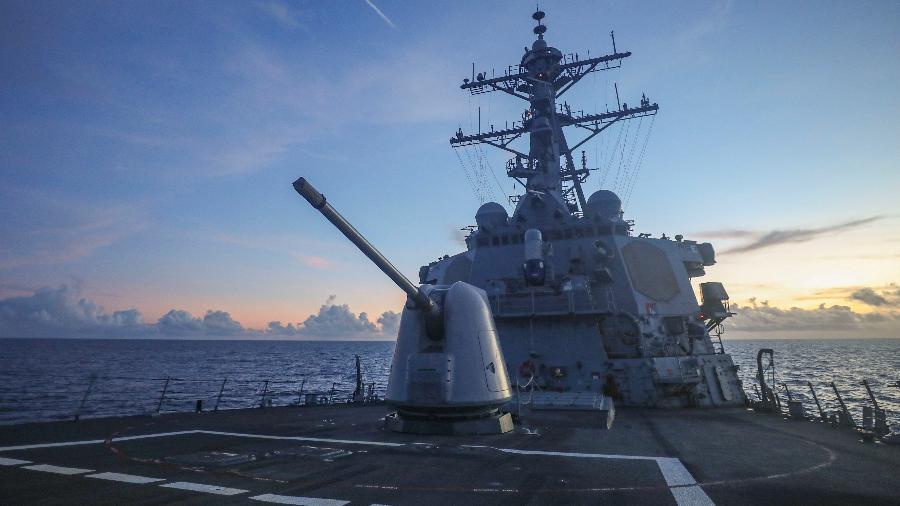 Destróier norte-americano USS Benfold durante operações no Mar do Sul da China - Marinha dos EUA/Divulgação via REUTERS