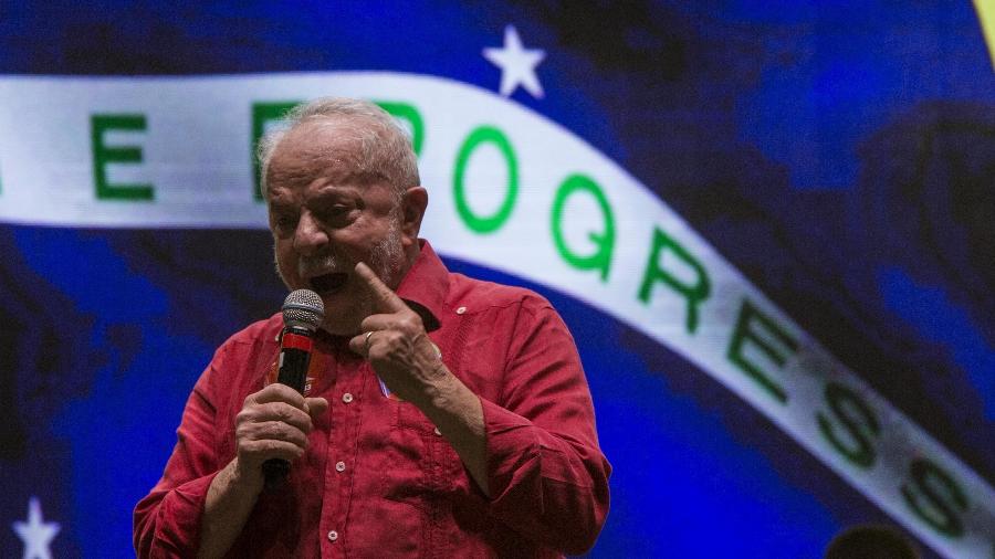 Lula durante ato na Baixada Fluminense, no Rio - Marlene Bergamo/Folhapress