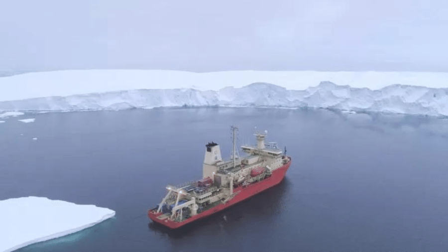 A embarcação R/V Nathaniel B. Palmer, usada pelos cientistas, fotografado de um drone na frente da geleira Thwaites em fevereiro de 2019 - ALEXANDRA MAZUR/UNIVERSIDADE DE GOTEMBURGO