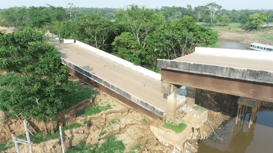 A ponte que caiu fica no quilômetro 25 da BR-319, mesma rodovia onde uma outra ponte caiu dez dias atrás, deixando mortos e feridos - Reprodução/Instagram/br319_ja