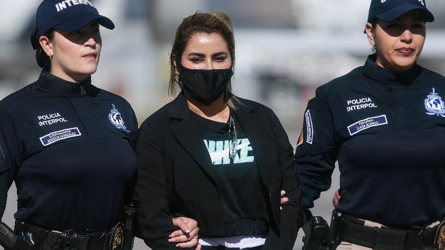 Acusada de tráfico de drogas e lavagem de dinheiro, Nini Johana Usuga, a "La Negra" (c), é levada por agentes da Interpol em Bogotá, na Colômbia - Jhon Paz