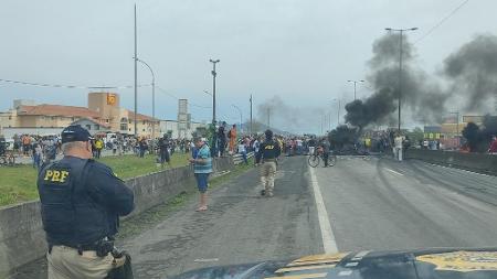 Bolsonaristas incentivam folgas para caminhoneiro votar - 20/10/2022 -  Mercado - Folha