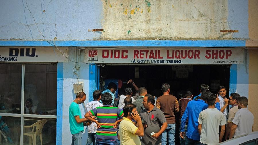 Poucas regiões da Índia tem o consumo de álcool autorizado por leis locais. Muitos recorrem a bebidas clandestinas, que podem estar adulteradas e causar intoxicação. - pjhpix/Getty Images