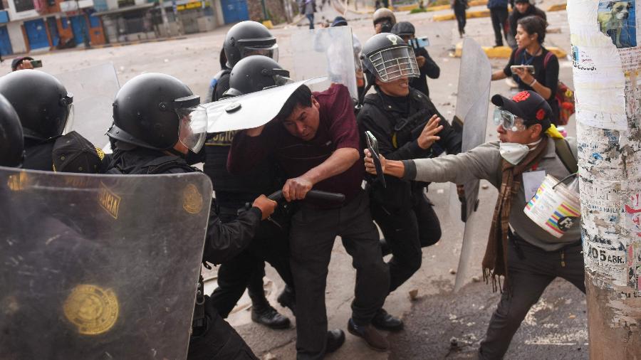 Manifestantes entram em confronto com membros da tropa de choque peruana durante uma manifestação na cidade de Cusco, no Peru - 11.jan.2023 - Ivan Flores/AFP