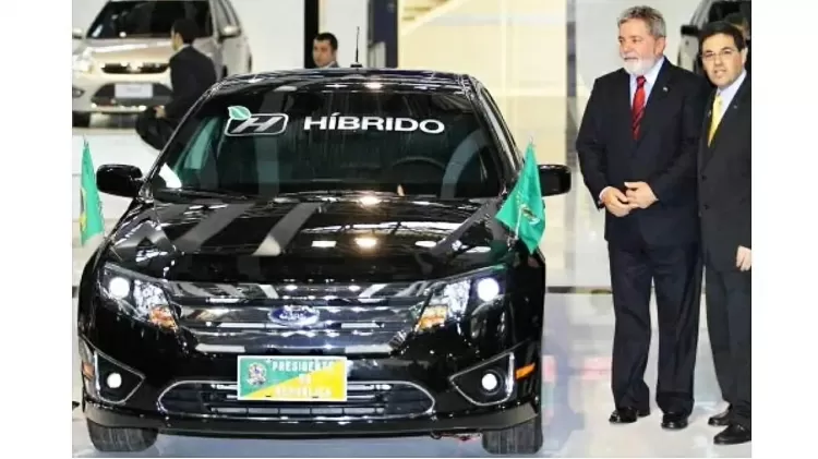 Em 2010, Lula recebeu um Fusion híbrido da Ford, a grande novidade do momento - Reprodução - Reprodução