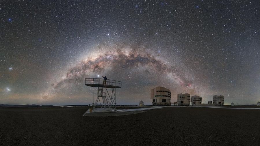 Céu escuro noturno cobre o Observatório do Paranal do ESO - ESO/P. Horálek