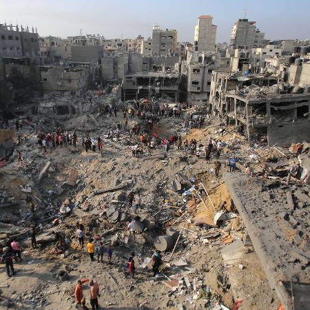Destruição em Jabalia, maior campo de refugiados da Faixa de Gaza, após bombardeio de Israel