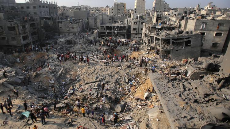 Destruição em Jabalia, maior campo de refugiados da Faixa de Gaza, após bombardeio de Israel