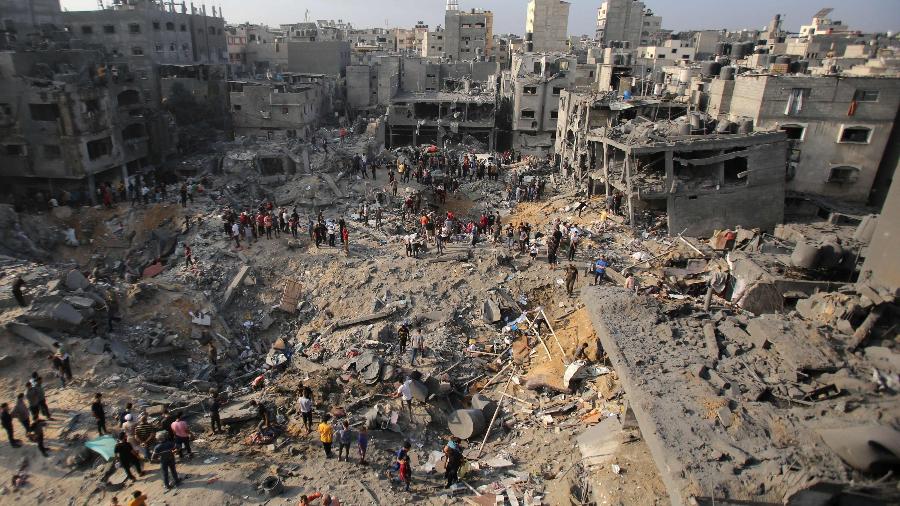 Destruição em Jabalia, maior campo de refugiados de Gaza, após bombardeio de Israel, onde fica o Al-Awda