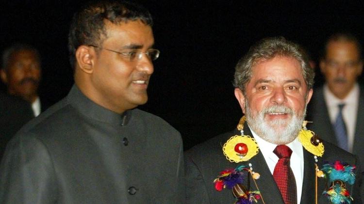 Lula é recebido Georgetown pelo então presidente da Guiana, Bharrat Jagdeo