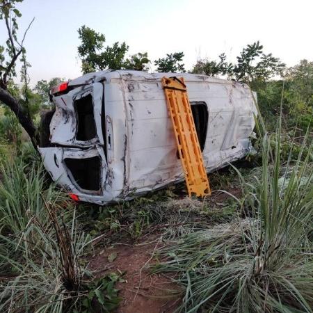 Micro-ônibus com concurseiros capota em MG