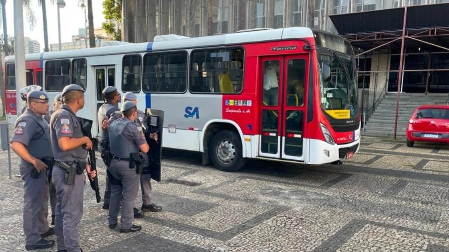 Homem sequestra ônibus em Santo André e diz querer conversar com prefeito Paulo Serra (PSDB)