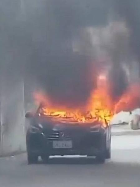 Carros usado em ataque contra o promotor do Equador César Suárez é incendiado