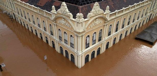 Mercado Público de Porto Alegre inundado