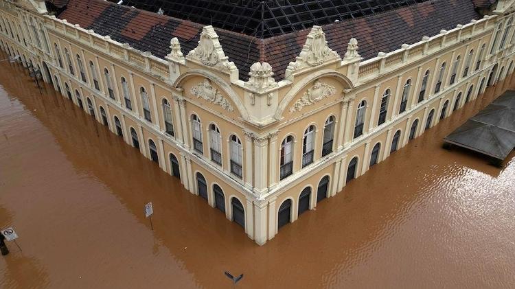 Mercado Público de Porto Alegre ficou inundado no piso térreo