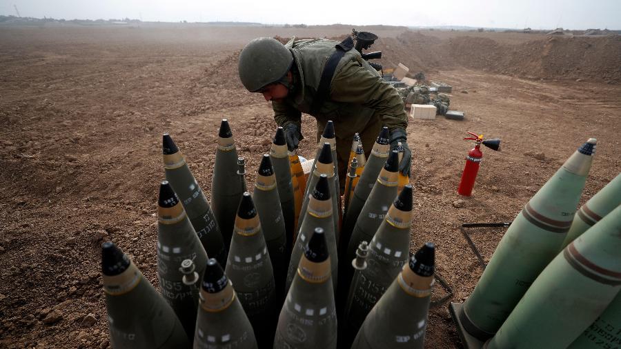 Soldado israelense prepara artilharia perto de Gaza