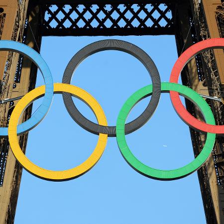 Símbolo das Olimpíadas é colocado na Torrei Eiffel, em Paris