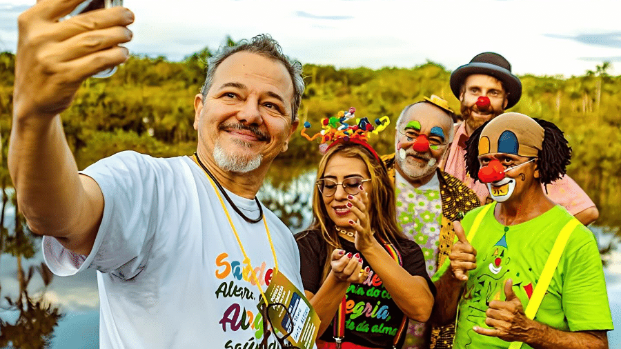 Caetano Scannavino, coordenador do Saúde & Alegria, com parte de sua equipe