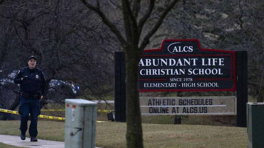 Policial em frente à Abundant Life Christian School em Madison, Wisconsin, nos EUA, após um ataque a tiros.