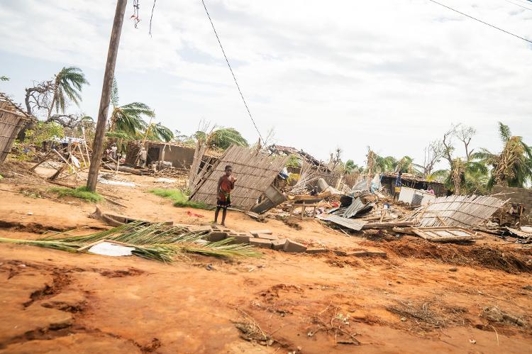 15.dez.2024 - Criança parada ao lado de casas danificadas após o ciclone Chido atingir o distrito de Mecufi, provando Cabo Delgado, em Moçambique