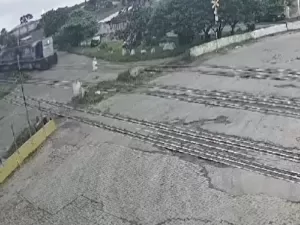 Vídeo: idoso sobrevive após ser atropelado por trem no Paraná