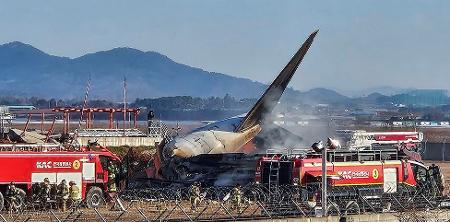 Imagem mostra trabalho dos bombeiros para conter chamas e parte do avião atingida pelo fogo