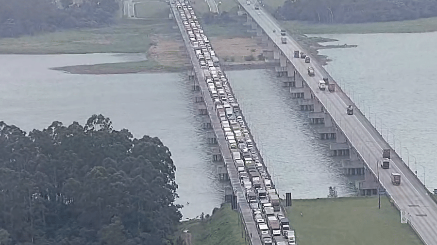 Engavetamento deixou pelo menos uma pessoa morta no Rodoanel, em São Paulo, nesta terça-feira (7)