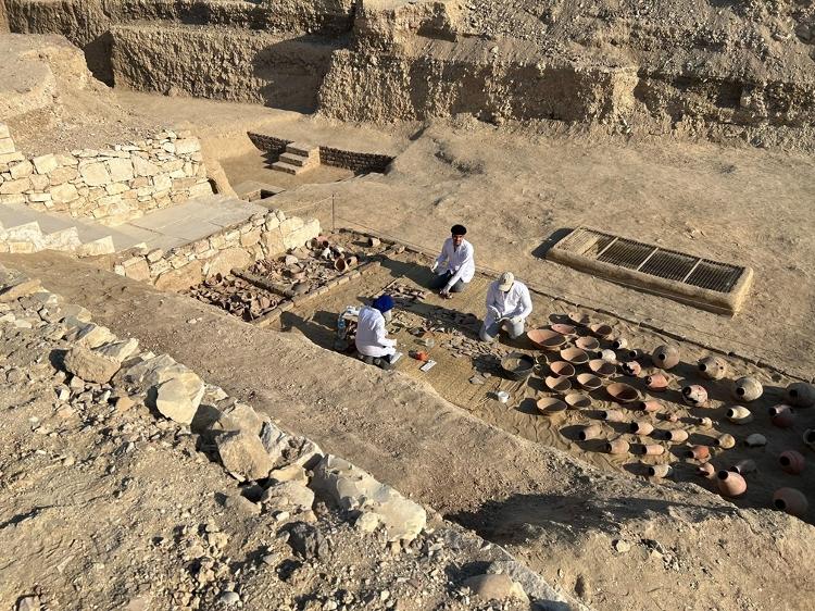 Arqueólogos restauram objetos recém-descobertos no Egito