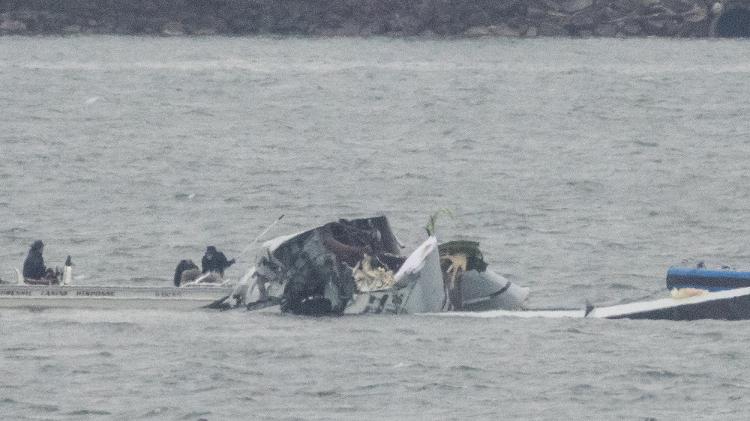 31.jan.2025 - Equipes de busca e salvamento trabalham no rio Potomac após a colisão e queda de um avião da American Airlines e um helicóptero Black Hawk 31.jan.2025 - Equipes de busca e salvamento trabalham no rio Potomac após a colisão e queda de um avião da American Airlines e um helicóptero Black Hawk
