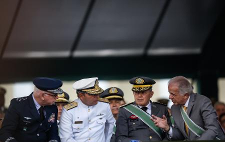 O ministro da Defesa, José Múcio (à esquerda), ao lado do comandante do Exército, general Tomás Paiva O ministro da Defesa, José Múcio (à esquerda), ao lado do comandante do Exército, general Tomás Paiva