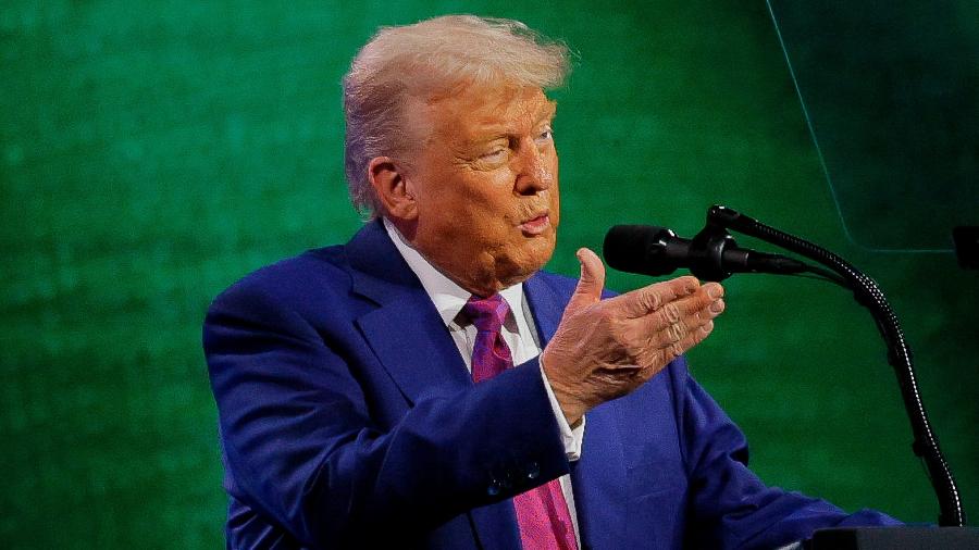 13.mai.2025 - O presidente dos EUA, Donald Trump, discursa em fórum em Riad 13.mai.2025 - O presidente dos EUA, Donald Trump, discursa em fórum em Riad