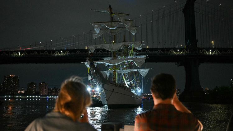 Navio de treinamento da Marinha mexicana após colidir com a ponte do Brooklyn Navio de treinamento da Marinha mexicana após colidir com a ponte do Brooklyn