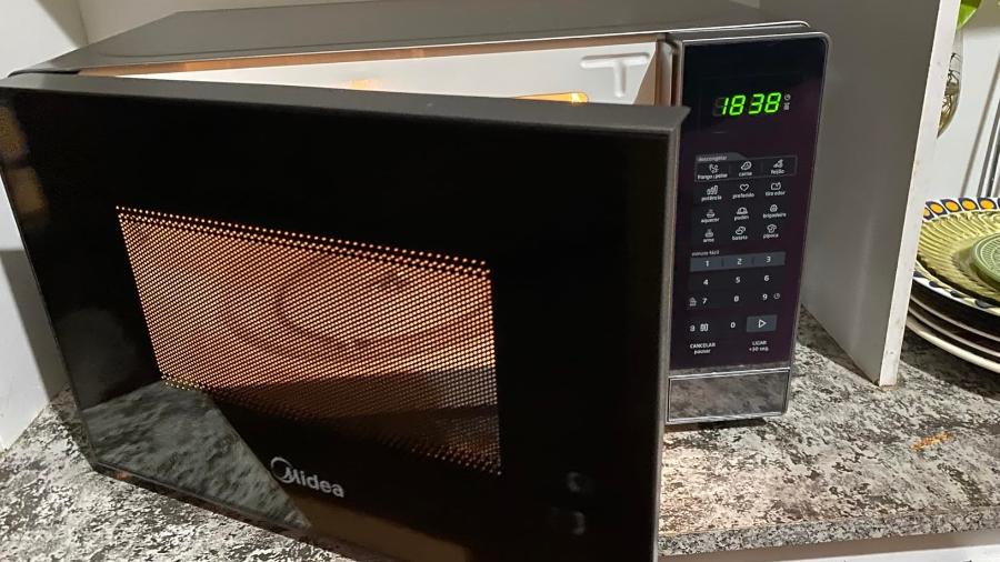 Microondas Midea tem capacidade para 20 litros Microondas Midea tem capacidade para 20 litros