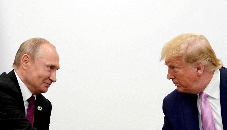 Trump e Putin durante uma reunião bilateral na cúpula de líderes do G20 em Osaka, Japão, em 28 de junho de 2019