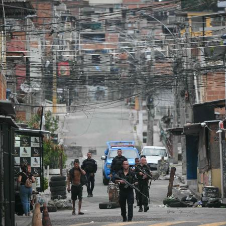 Policiais durante operação na favela Vila Cruzeiro, no Complexo da Penha, no Rio, na manhã de ontem (28)