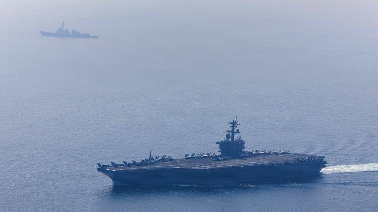 O porta-aviões USS Abraham Lincoln, durante um exercício no Mar Arábico, em 6 de fevereiro de 2026