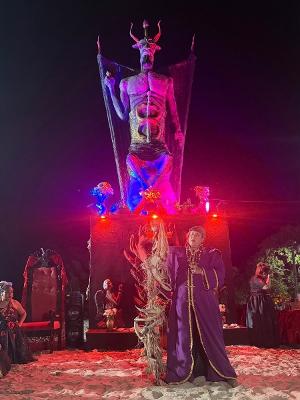Mãe Rainha das Trevas junto à estátua do Diabo: monumento representa gratidão à figura controversa - Arquivo pessoal/Mãe Rainha das Trevas