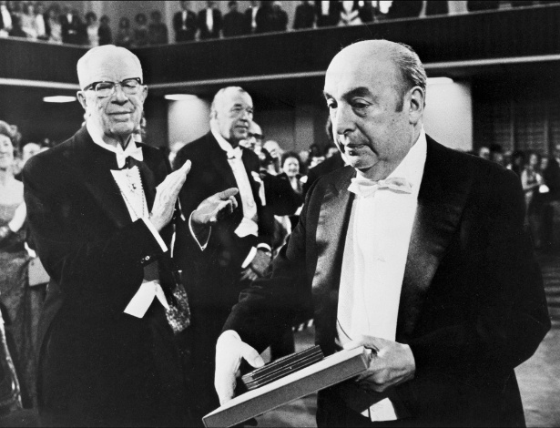 Neruda recebe o prêmio Nobel de Literatura de 1971, em Estocolmo, na Suécia