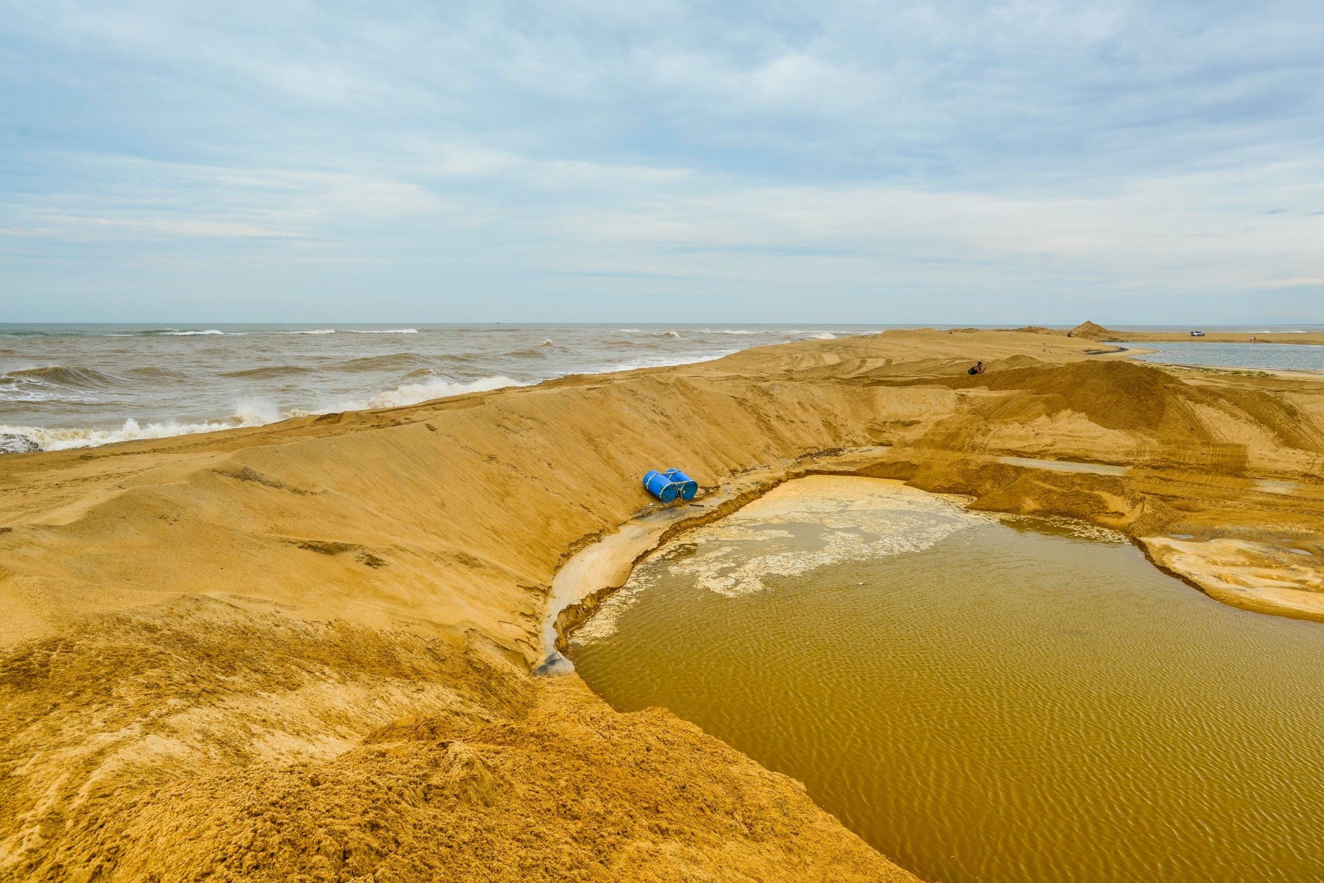 21.nov.2015 - A Justiça Estadual do Espírito Santo determinou que a Samarco, mineradora controlada pela Vale e pela anglo-australiana BHP Billiton, adote as medidas necessárias para facilitar o escoamento da água do rio Doce, no distrito de Regência, em Linhares (ES), para que ela se dissipe no mar. Com a decisão judicial, a mineradora deverá fazer a abertura imediata dos pontos de vazão naturais do rio Doce para o mar, em sua foz, e que estejam assoreados. A Samarco terá ainda de proteger acessos da água do rio Doce a outras fontes de água, como lagoas e afluentes, levando em conta pontos identificados pelo ICMBio e Iema - Gabriel Lordello/Mosaico Imagem/UOL