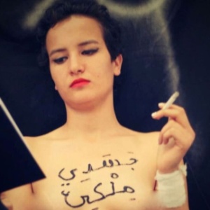 A tunisiana Amina Sboui aos 18 anos e a mensagem em árabe: "Meu corpo me pertence; não é a fonte de honra de ninguém" - Reprodução/Facebook