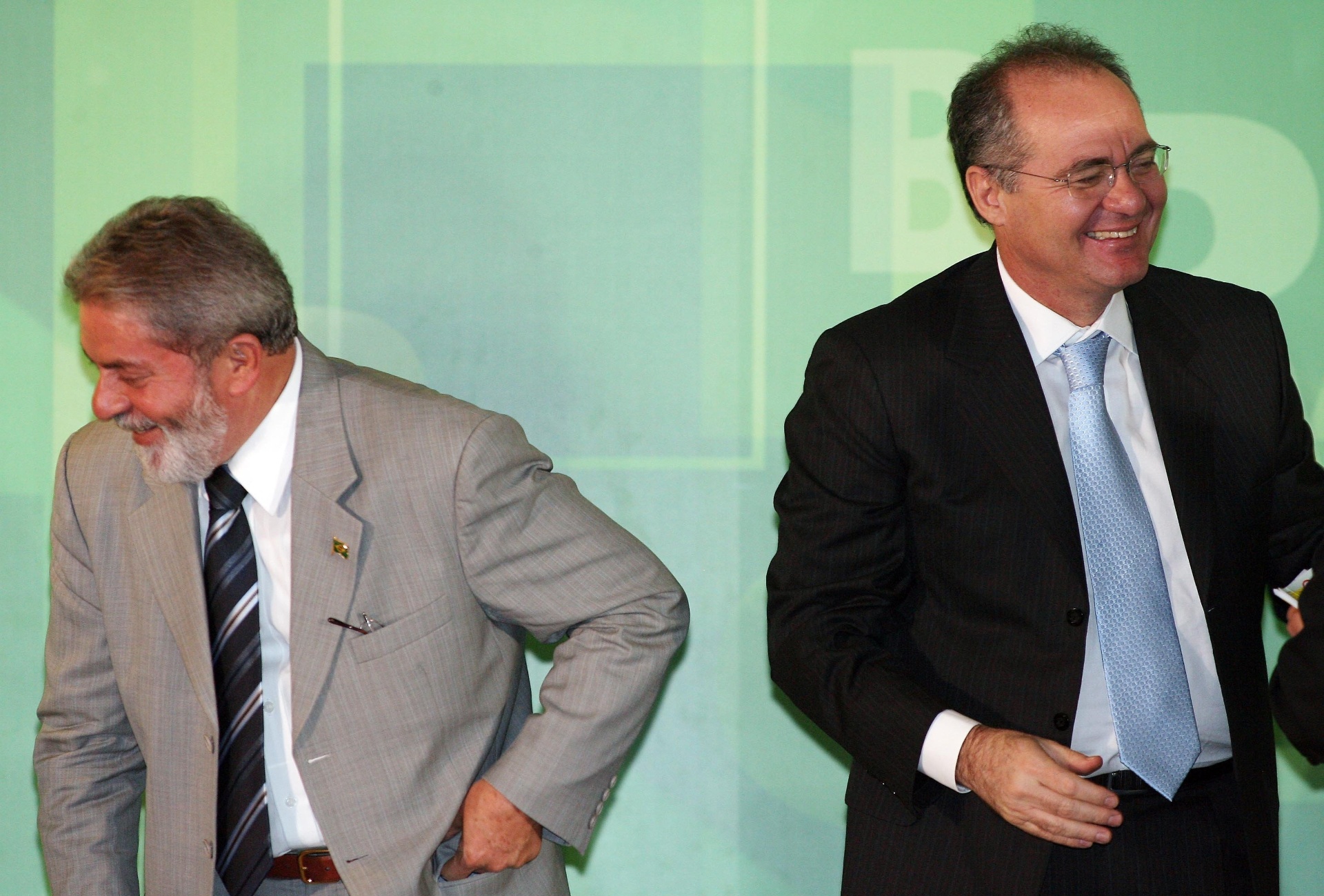 19.set.2007 - Presidente Luiz Inácio Lula da Silva e o senador Renan Calheiros durante cerimônia de assinatura de decreto que institui o Comitê nacional de Mobilização pela Segurança e Paz no Trânsito, no Palácio do Planalto, em Brasília - Ueslei Marcelino/Folhapress