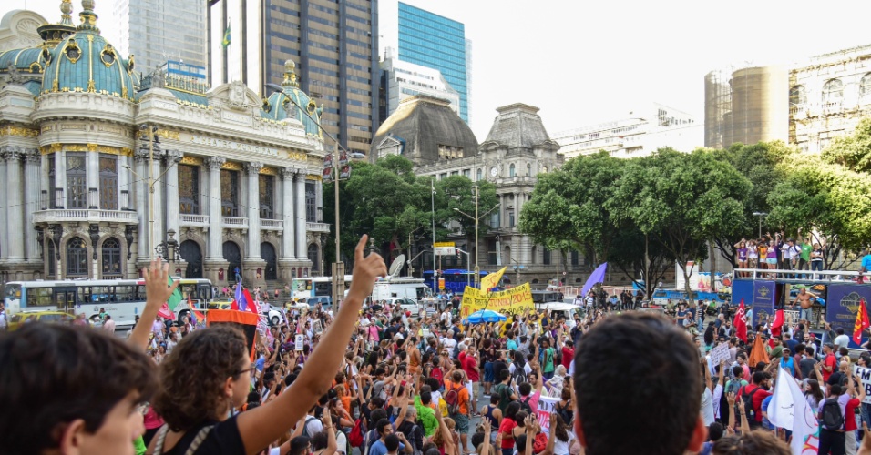 8.jan.2016 - Manifestantes se concentram na região da Cinelândia, no centro do Rio de Janeiro, para protestar contra o aumento da tarifa de ônibus municipal no Rio, que passou de R$ 3,40 para R$ 3,80 no último dia 2
