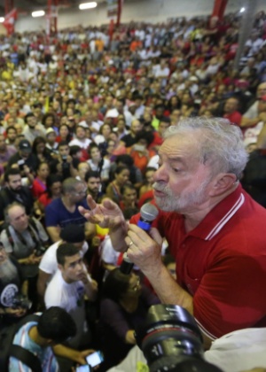 Lula discursa na quadra do Sindicatos dos Bancários, em São Paulo, após depor à PF no último dia 4 - Nilton Fukuda - 4.mar.2016/Estadão Conteúdo