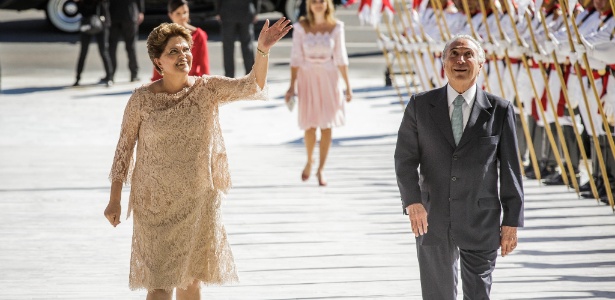 1º.jan.2015 - A presidente da República reeleita Dilma Rousseff ao lado do vice-presidente Michel Temer (PMDB), durante cerimônia de posse, no Palácio do Planalto, em Brasília  - Eduardo Anizelli - 1º.jan.2015/Folhapress