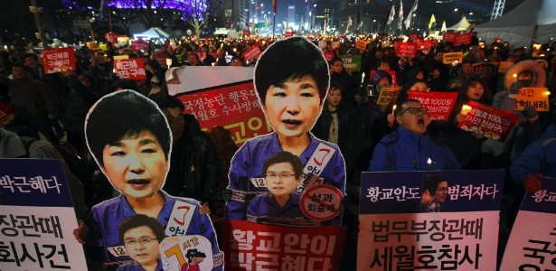 Milhares de sul-coreanos foram às ruas de Seul neste sábado com cartazes pedindo a saída da presidente - Jung Yeon-Je/AFP Photo