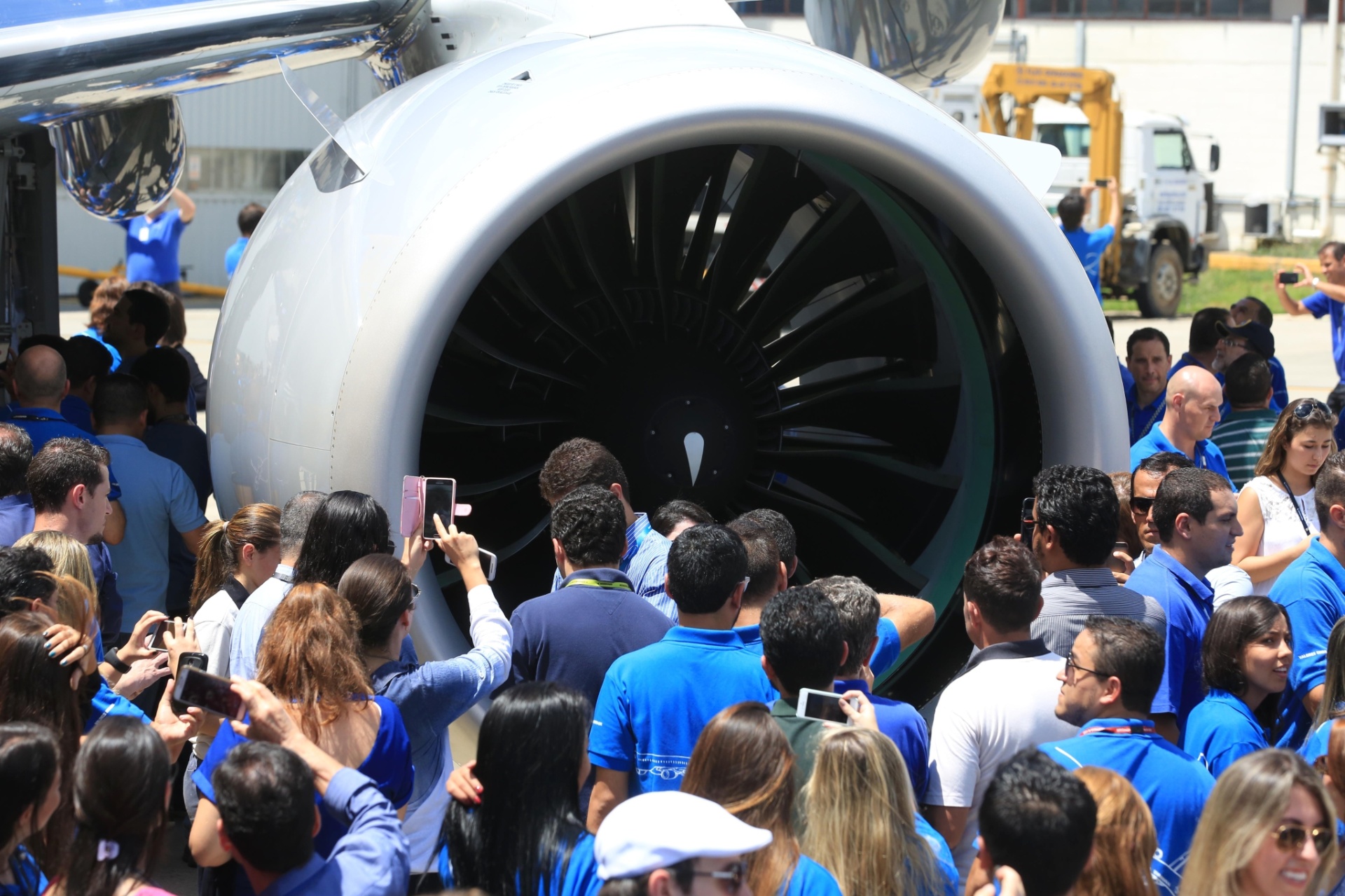 Embraer apresenta novo jato comercial E195-E2 - Ricardo Matsukawa / UOL